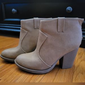 Tan ankle booties, perfect condition, back zip, sz 8